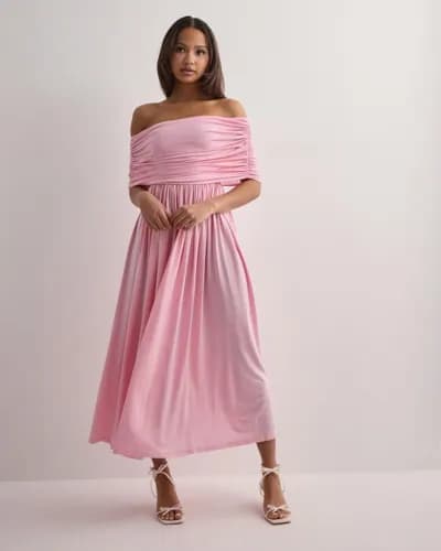 Malina - Vaaleanpunainen - Ariel off shoulder jersey midi dress - Diilimurkku - Click to view full gallery Malina - Vaaleanpunainen - Ariel off shoulder jersey midi dress - Diilimurkku - Main product gallery image