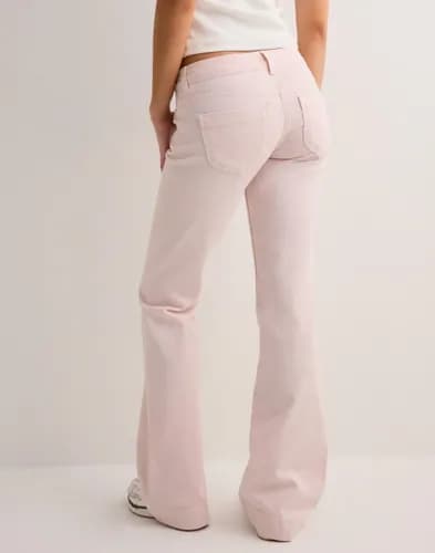 Nelly - Vaaleanpunainen - Super Low Heart Pocket Bootcut Jeans - Diilimurkku - Click to view full gallery Nelly - Vaaleanpunainen - Super Low Heart Pocket Bootcut Jeans - Diilimurkku - Main product gallery image