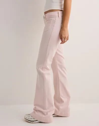 Nelly - Vaaleanpunainen - Super Low Heart Pocket Bootcut Jeans - Diilimurkku